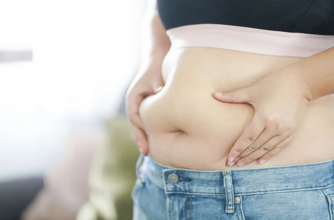 Pancia gonfia e digestione lenta? Ecco cosa succede davvero nel tuo stomaco e come velocizzarlo