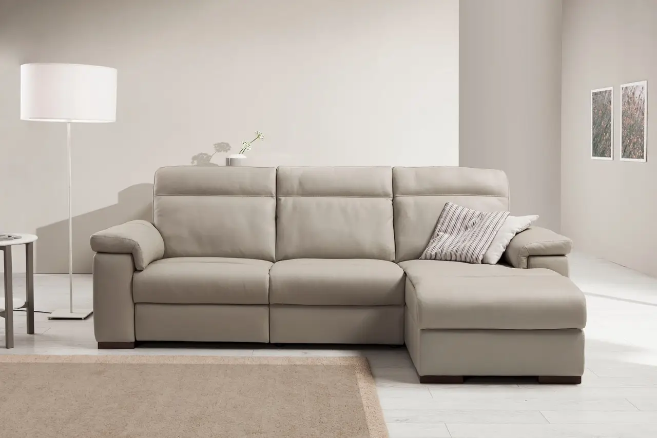 Divano in tessuto o in microfibra? Ecco quale resiste meglio alle macchie e dura di più