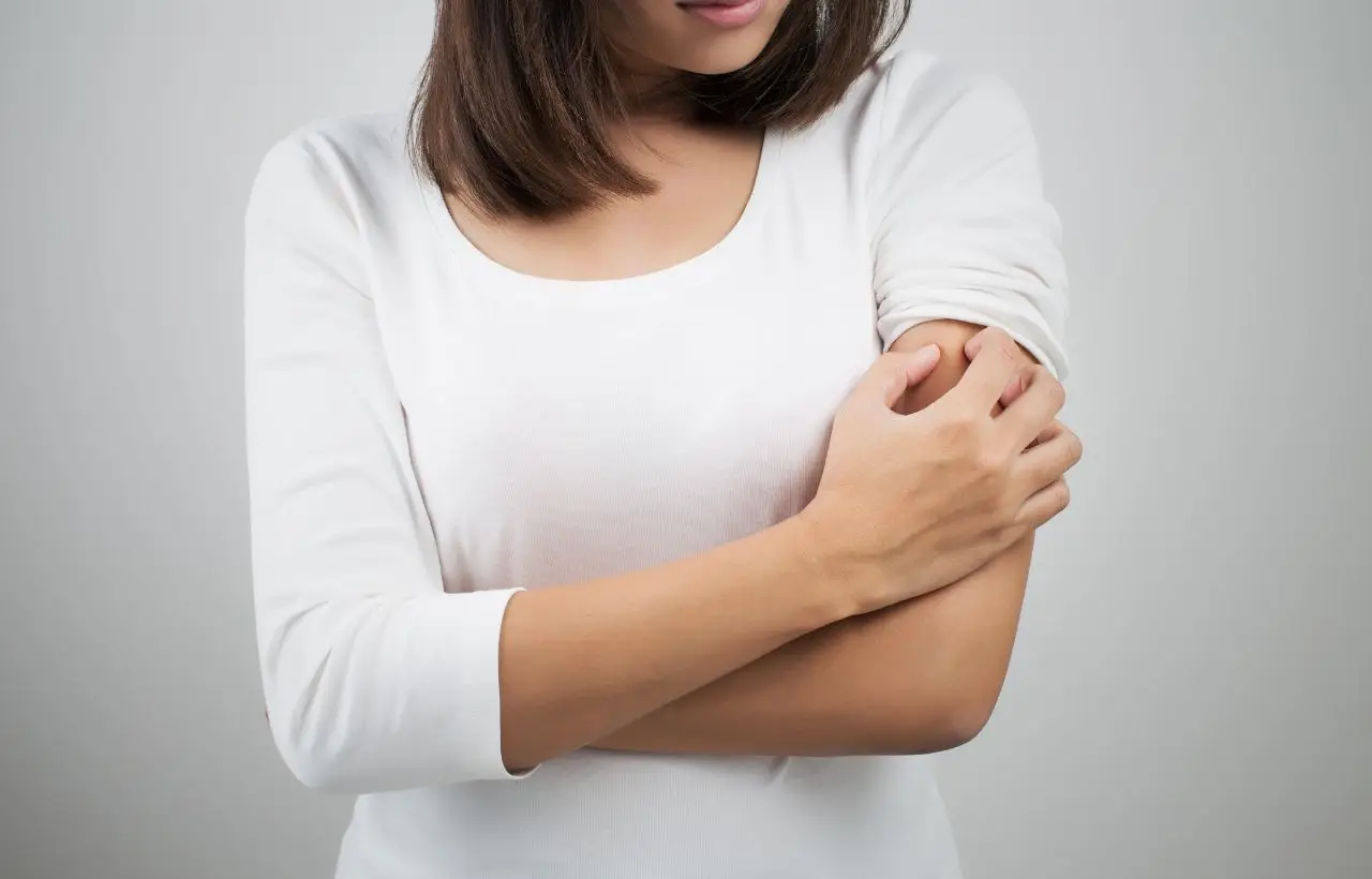 Soffri di dermatite atopica? Elimina subito questi cibi per ridurre il prurito infiammatorio