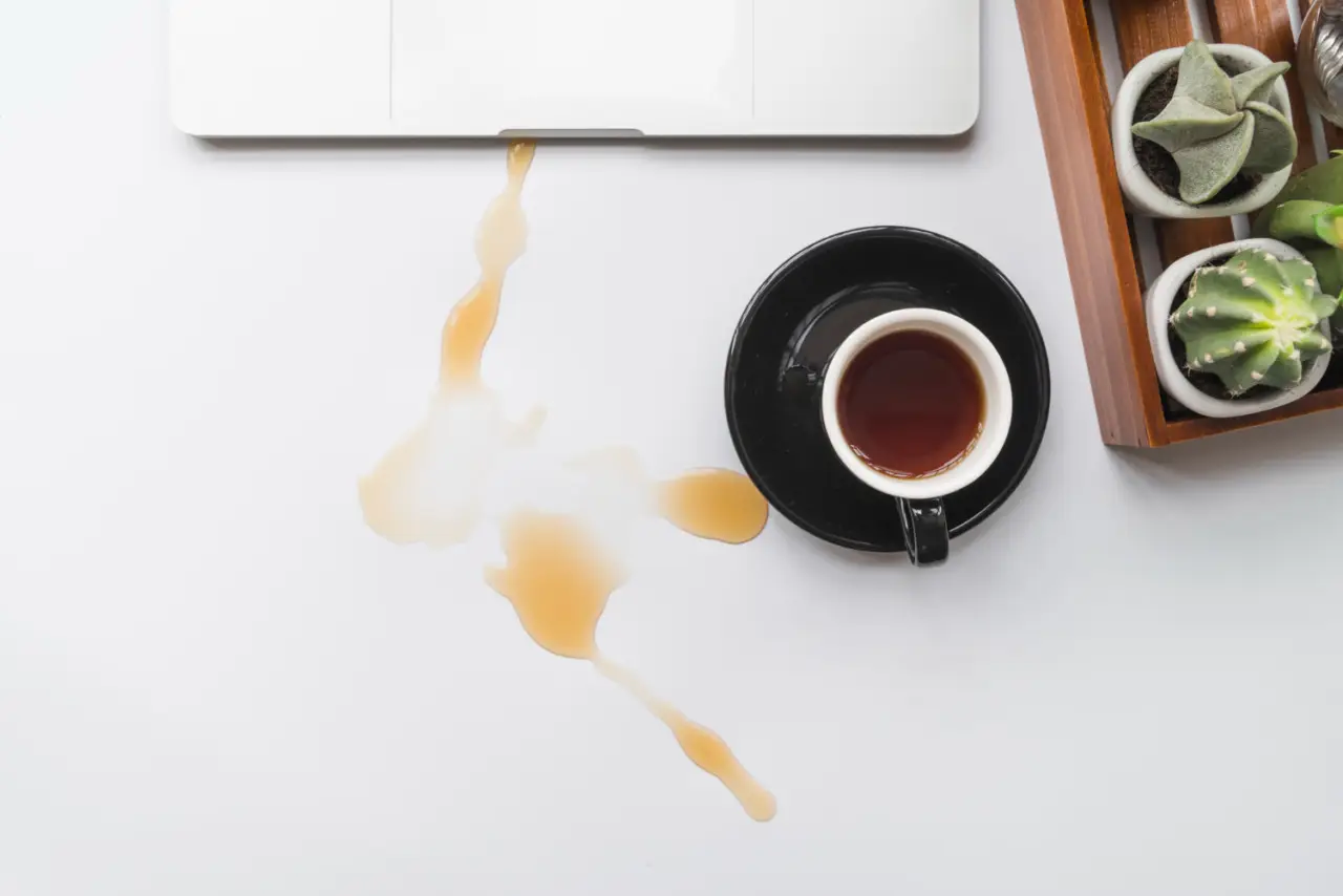 Macchia di caffè sui vestiti? Ecco l’errore che fanno tutti e come rimuoverla in 5 minuti