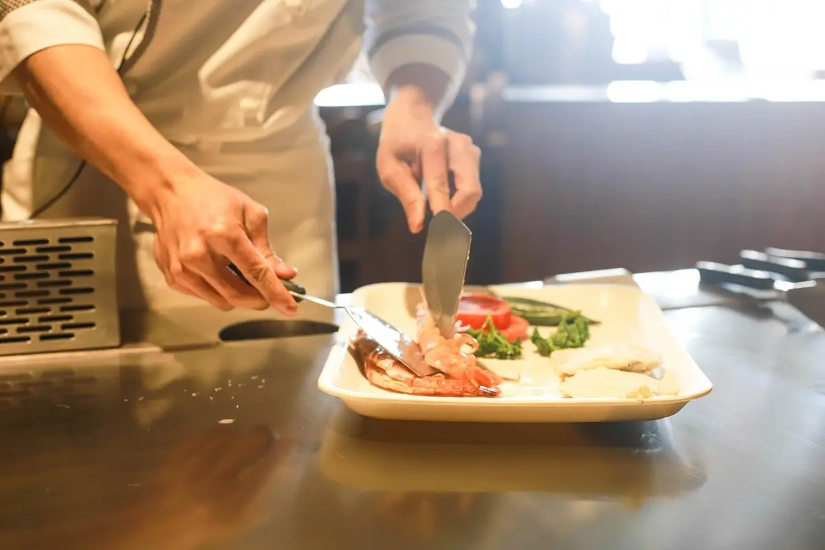 Non iniziare a cucinare l’astice prima di aver fatto questa operazione fondamentale