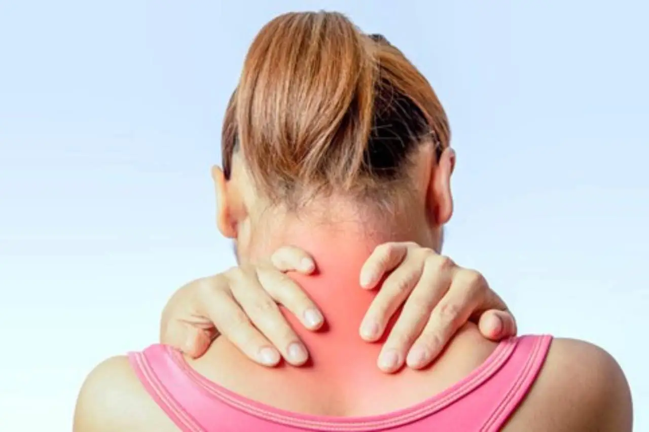 Pensi di avere la cervicale? Ecco i sintomi comuni che spesso si confondono con altro