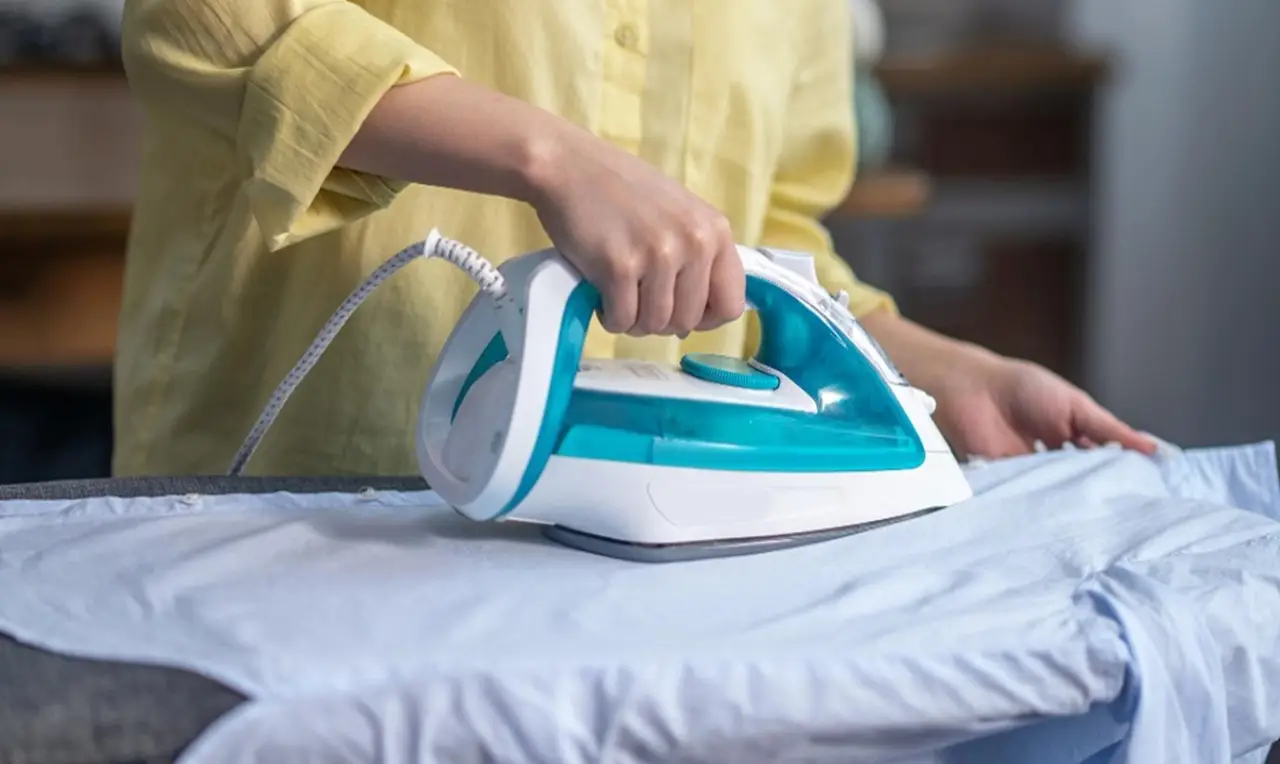 Stai bruciando i capi in poliestere quando li stiri: ecco il trucco per non rovinarli