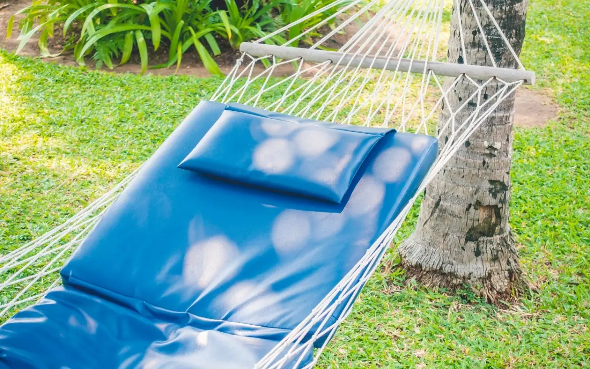 Come si fa a scegliere il dondolo o l’amaca per il giardino? Il relax a portata di mano