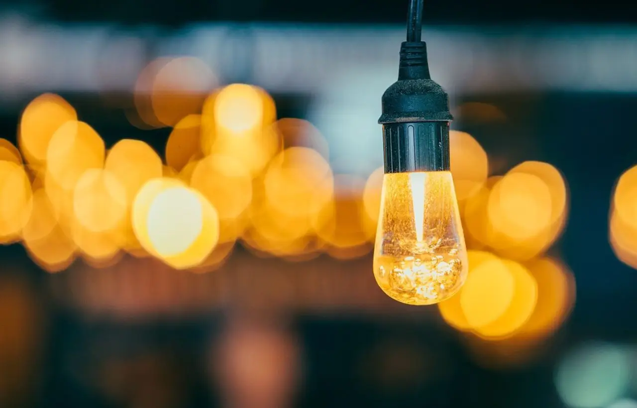 Come si fa a creare un’illuminazione suggestiva in giardino? Faretti, LED e lampade solari