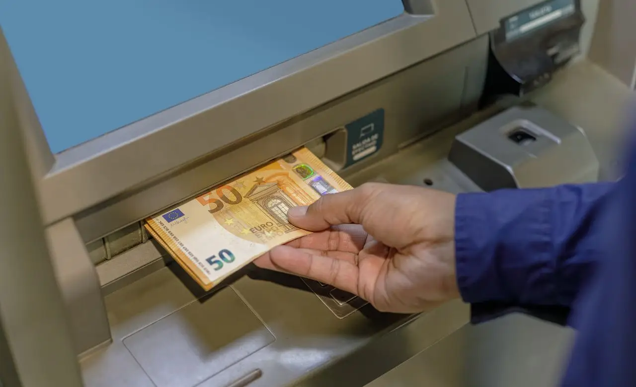 Attenzione ai prelievi in contanti sopra questa soglia: scattano i controlli dell’antiriciclaggio